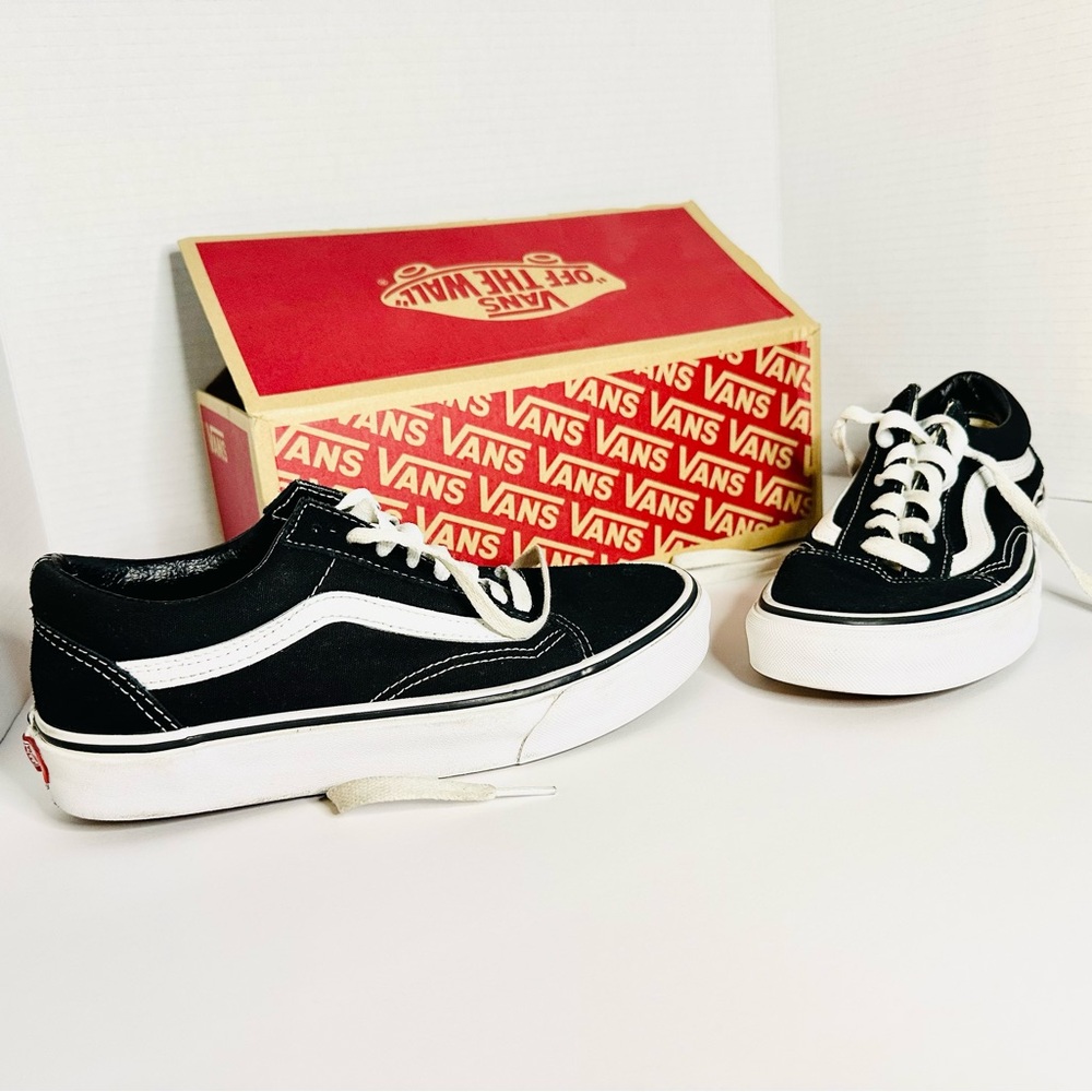 Like new kids size 3.5 Vans ‘Old Skool’ black and white.